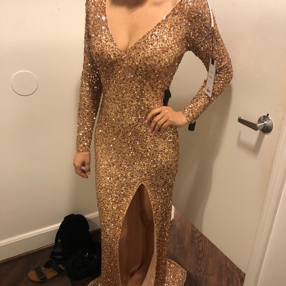 Beautiful gold sequins gown - Picture 1 of 4
